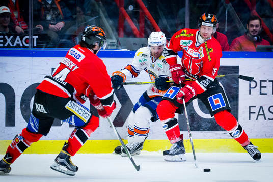 Örebros Henrik Löwdahl och Växjös Josh Hennessy