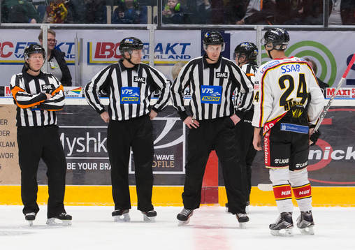 Luleås Johan Harju samtalar med domarna  i väntan på