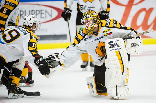 Skellefteås målvakt Erik Hanses och Andrew Calof jublar