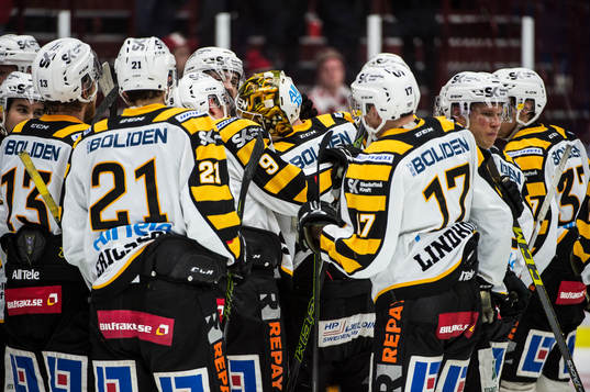 Skellefteås målvakt Erik Hanses hyllas av lagkamraterna