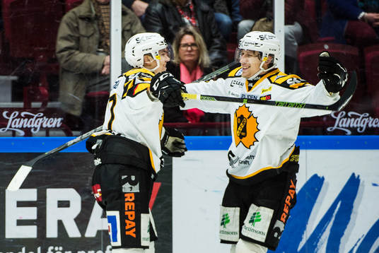 Skellefteås Pär Lindholm gör 0-3 och jublar här med