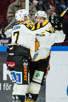 Skellefteås Pär Lindholm gör 0-3 och jublar här med