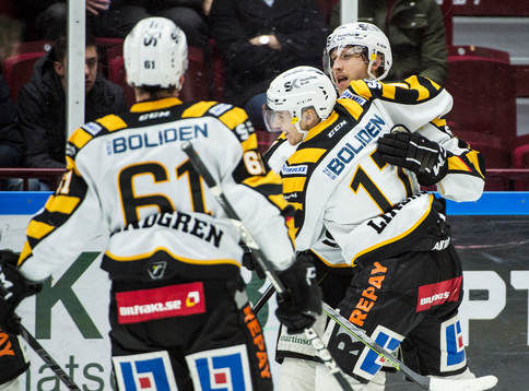 Skellefteås Pär Lindholm gör 0-3 och jublar här med