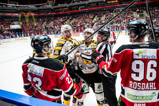 Domaren Alexander Waldejer försöker hindra Skellefteås