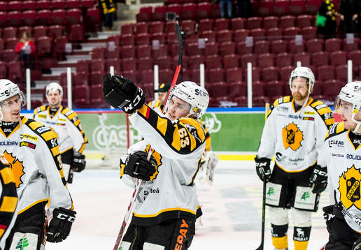 Skellefteås Sebastian Aho jublar med lagkamraterna