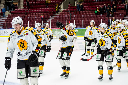 Skellefteås Sebastian Aho jublar med lagkamraterna