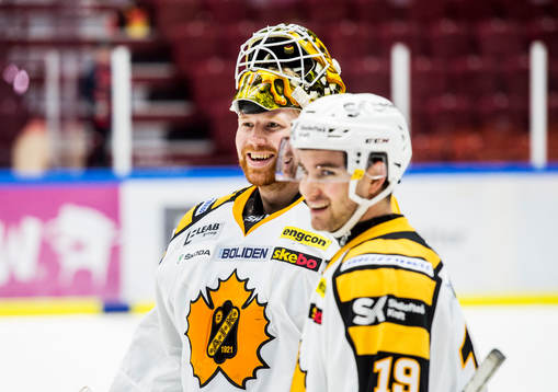 Skellefteås målvakt Erik Hanses och Andrew Calof  jublar