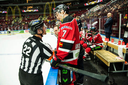 Malmö Redhawks Nils Andersson är upprörd på domaren