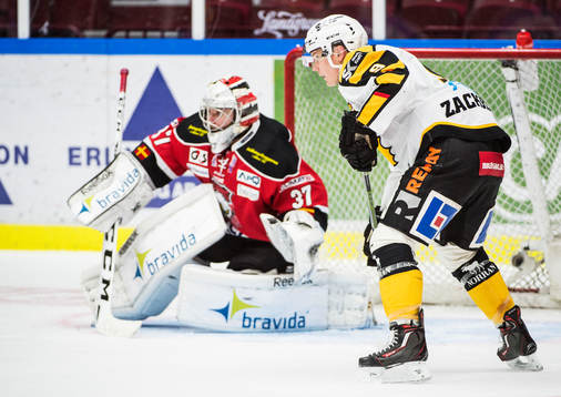 Skellefteås Patrik Zackrisson framför Malmö Redhawks