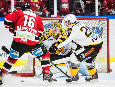 Malmö Redhawks Magnus Häggström framför Skellefteås