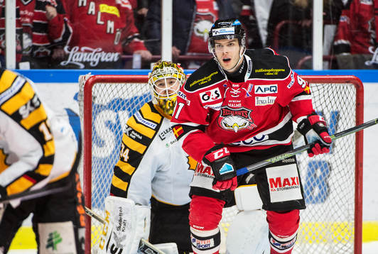 Malmö Redhawks Björn Svensson framför Skellefteås