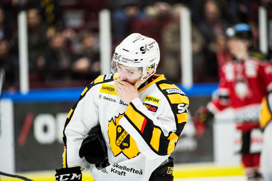 Skellefteås Arvid Lundberg fick en klubba i ansiktet