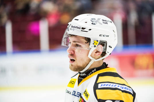 Skellefteås Arvid Lundberg fick en klubba i ansiktet
