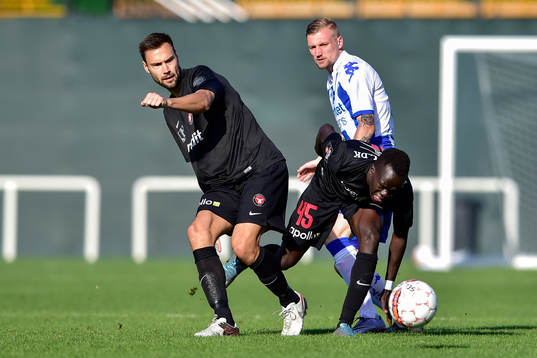 Midtjyllands  Tim Sparvoch och Awer Bul Mabil i kamp om