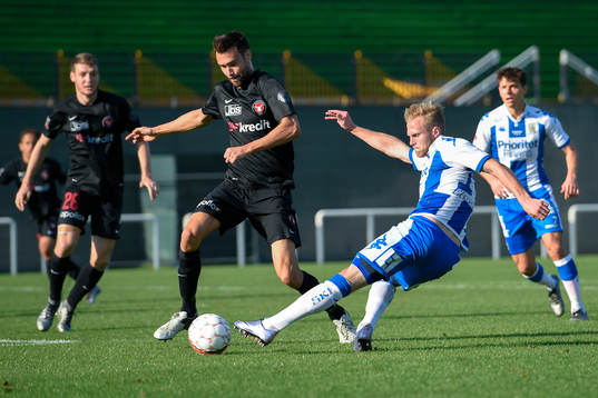 IFK Göteborgs Gustav Engvall skjuter bollen