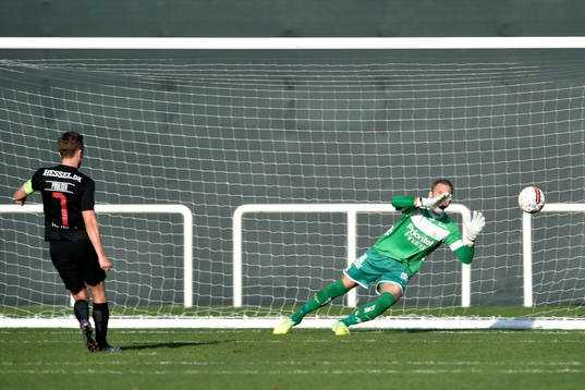 Midtjyllands Jakob Poulsen gör 0-2 på straff mot IFK