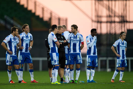 IFK Göteborgs spelare väntar på straffläggning