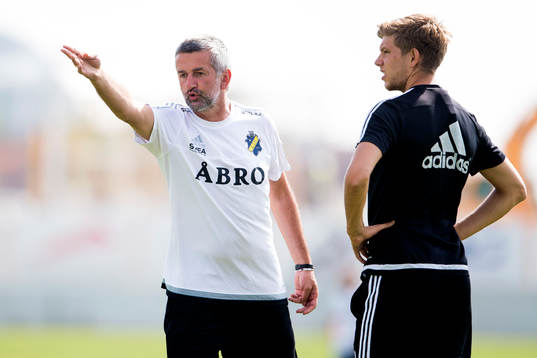s assisterande tränare Nebojsa Novakovic och Anton