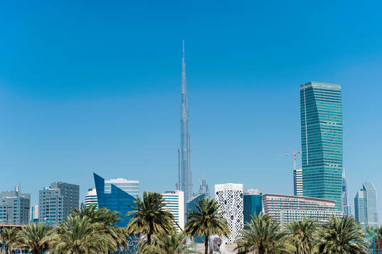 Vy över Dubai med världens högsta byggnad, Burj Kalifa i