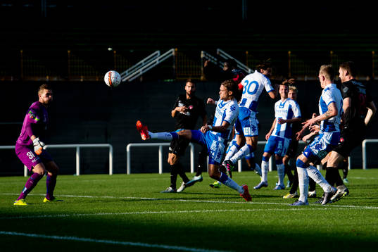 IFK Göteborgs Tom Pettersson försöker nå bollen