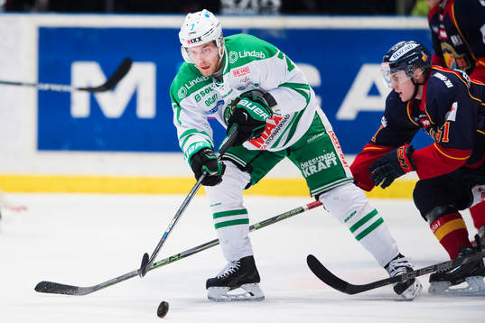 Rögles Patrik Cehlin jagas av Djurgårdens Markus Ljungh