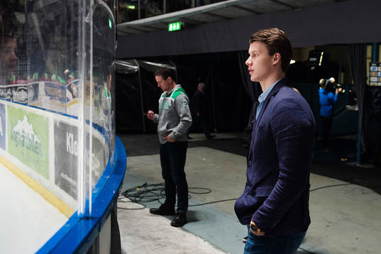 Djurgårdens skadade Adam Ollas Mattsson följer spelet