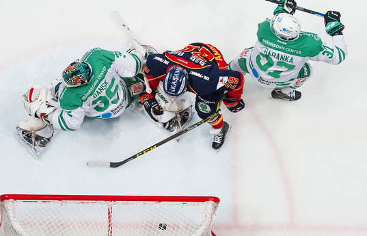 Rögles målvakt Oscar Dansk och Djurgårdens Matt Anderson