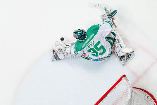 Rögles målvakt Oscar Dansk med en räddning