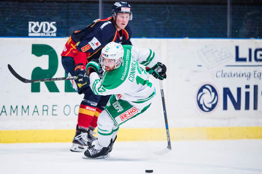 Rögles Jack Connolly framför Djurgårdens Mikko Lehtonen