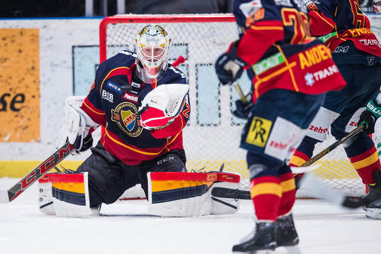 Djurgårdens målvakt Mikael Tellqvist med en räddning