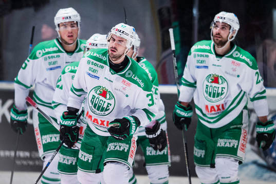 Rögles spelare med Ivan Baranka längst fram jublar