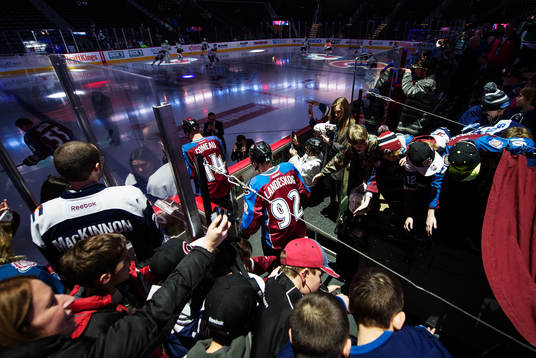 Colorados Gabriel Landeskog gör entré till uppvärmningen