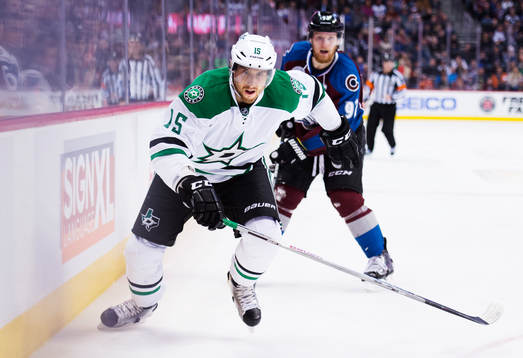 Dallas Patrik Nemeth framför Colorados Gabriel Landeskog