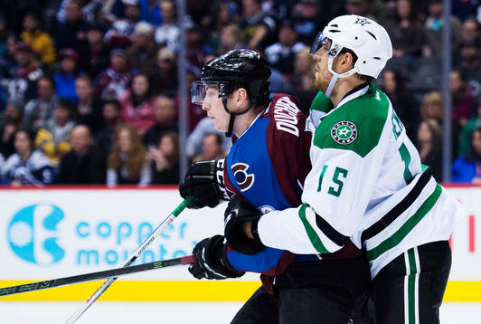 Colorados Matt Duchene hålls fast av Dallas Patrik Nemeth
