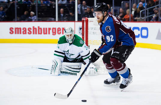 Colorados Gabriel Landeskog framför Dallas målvakt Antti