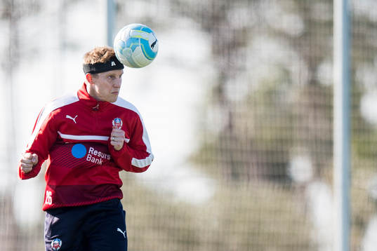 Helsingborgs Peter Larsson nickar bollen för första