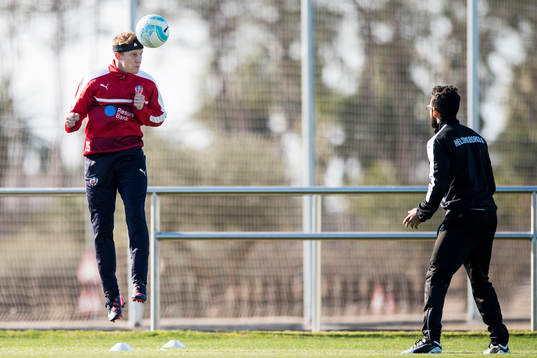 Helsingborgs Peter Larsson nickar bollen för första