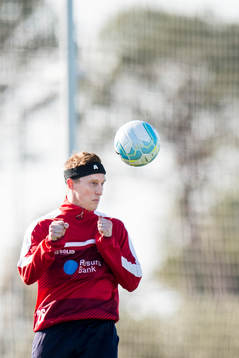 Helsingborgs Peter Larsson nickar bollen för första