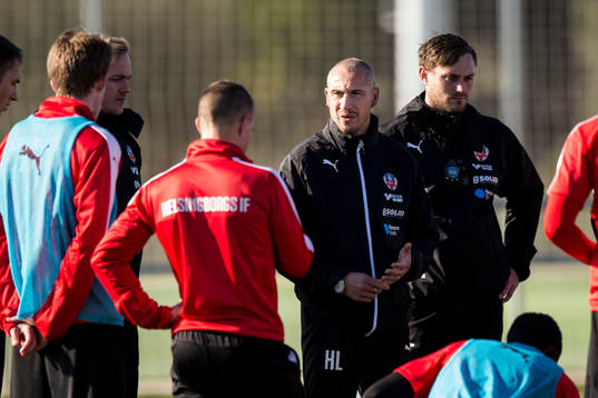 Helsingborgs manager Henrik Larsson (m) håller samling med
