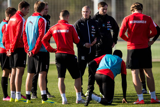 Helsingborgs manager Henrik Larsson (m) håller samling med