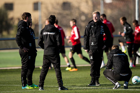 Helsingborgs Jonas Eidevall pratar med de övriga i