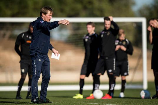 Gefles tränare Roger Sandberg instruerar sina spelare