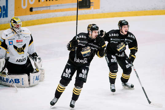 s Daniel Olsson Trkulja och Jesper Frödén jublar