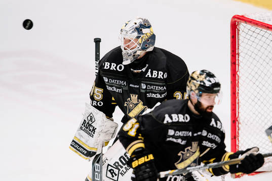s målvakt Robin Rahm har ögonen på pucken