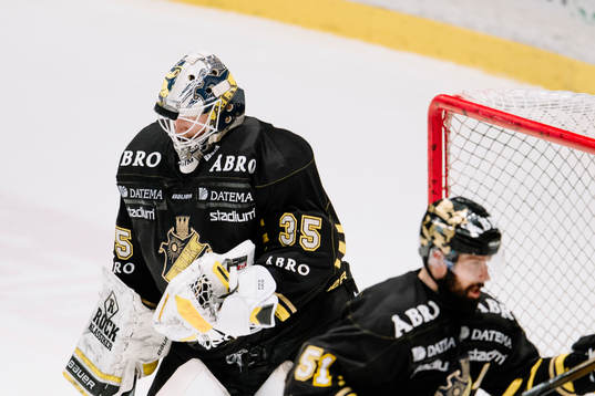 s målvakt Robin Rahm nickar pucken