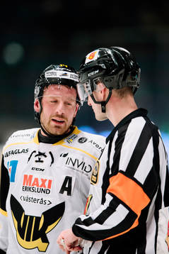 Västerås Stefan Gråhns pratar med domaren i periodpaus