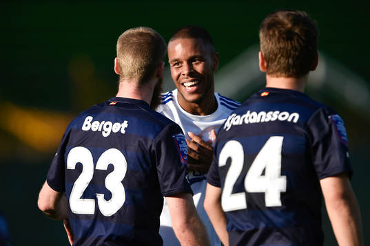 Malmö FFs Jo Inge Berget pratar med FC Köpenhamns Mathias