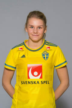 Nellie Lilja som spelar i F17 landslaget