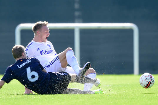 Malmö FFs Oscar Lewicki glidtacklat FC Köpenhamns Nicolai