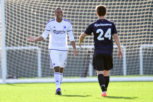 FC Köpenhamns Mathias Zanka Jørgensen pratar med Malmö